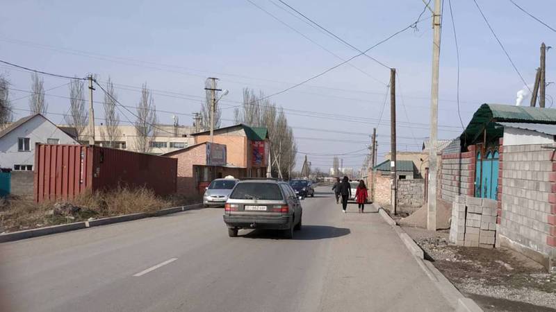 В Бишкеке на ул.Менделеева пешеходам опасно ходить из-за отсутствия тротуаров (фото)