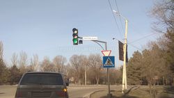 На Ч.Айтматова-Тынчтык не работает дополнительный секция светофора, - бишкекчанин (фото)