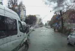 В Бишкеке на ул.Исанова маршрутки №185 и №212 нарушили ПДД, - очевидец (видео)