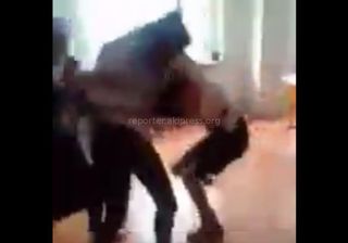 В сети появилось <b>видео драки школьниц</b> в Караколе