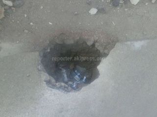 Застройщики вырыли яму на тротуаре по проспекту Чуй и оставили ее открытой, - бишкекчанин (фото)