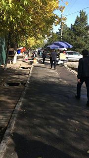 Бишкекчанин просит очистить тротуар на ул.Суеркулова в районе Орто-Сайского рынка от стихийной торговли и такси (фото)