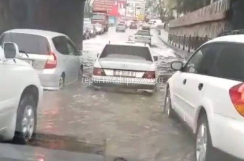 Под мостом на Молодой Гвардии потоп, машины глохнут (видео)