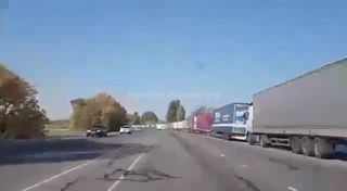 В Чуйской области многокилометровая колонна грузовых авто ожидает въезда на территорию Казахстана <i>(видео)</i>