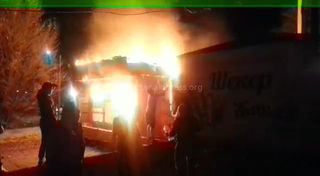 Рядом с УИК 1067 в Бишкеке сгорел павильон <i>(видео)</i>