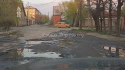 На ул.Кривоносова возле средней школы №44 дорога находится в ужасном состоянии (фото)