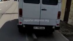В Бишкеке на ул.Кийизбаева водитель маршрутки №162 припарковался на тротуаре (видео)