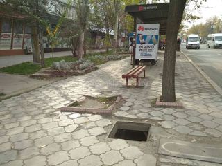 Читатель жалуется на плохое состояние тротуара на остановке на Московской-Абдрахманова в Бишкеке, - читатель (фото)