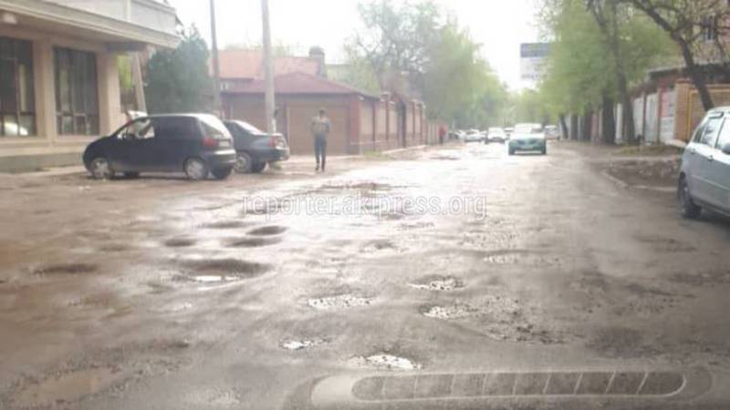 На улице Ажыбек Баатыра нет тротуаров, уличного освещения и асфальтированной дороги (видео)