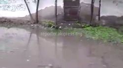 На Манаса-Кудрука дождевая вода топит улицу и разрушает дома (видео)