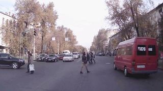 Водители маршруток проезжают на красный свет и не пропускают пешеходов <i>(видео)</i>