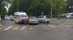 Фото — В Бишкеке столкнулись две машины и скорая помощь