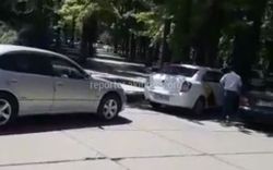 В Дубовом парке возле Вечного огня водители устроили парковку (видео)