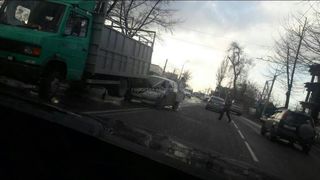На проспекте Жибек-Жолу легковой автомобиль врезался в грузовик (фото)