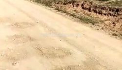 На дороге Сон-Куль–Каратал-Жапырык производят ямочный ремонт, смешивая глину с травой с обочины <i>(видео)</i>