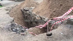 Во дворе домов №102 и 103 по улице Боконбаева вырыли яму и бросили. Видео