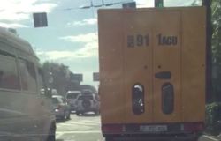 На Чуй-Шопокова водитель грузовика «Шоро» заблокировал поворот направо (видео)