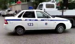 В Кара-Балте припаркованная патрульная машина выкатилась на середину дороги <i>(видео)</i>