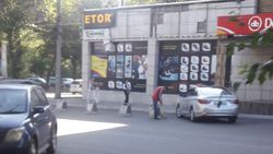 На ул. Тыныстанова «Демир Банк» вновь выставили ограничения парковки (фото)