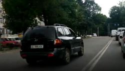 На Московская–Фучика водитель внедорожника совершил обгон, выехав на встречную полосу движения (видео)