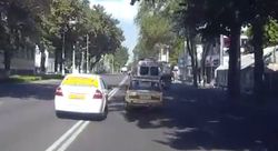 На Жибек Жолу водитель такси совершил обгон выехав на встречную полосу (видео)