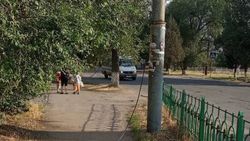 В Токмоке на ул.Ибраимова третью неделю лежит кабель на тротуаре (фото)