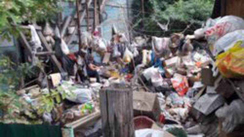 Инспекторы СЭИ ищут пути вывоза мусора со двора жительницы на ул.Матыева №31, - мэрия