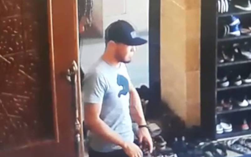 В мечети после жума намаза парень украл чужие кроссовки, момент кражи попал на видео