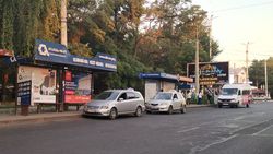 На Байтик Баатыра – Ахунбаева таксисты паркуются на остановке для общественного транспорта (фото)