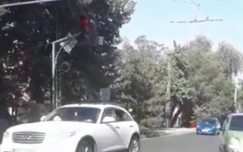 На Жибек-Жолу – Исанова может произойти ДТП из-за неправильно работающего светофора (видео)