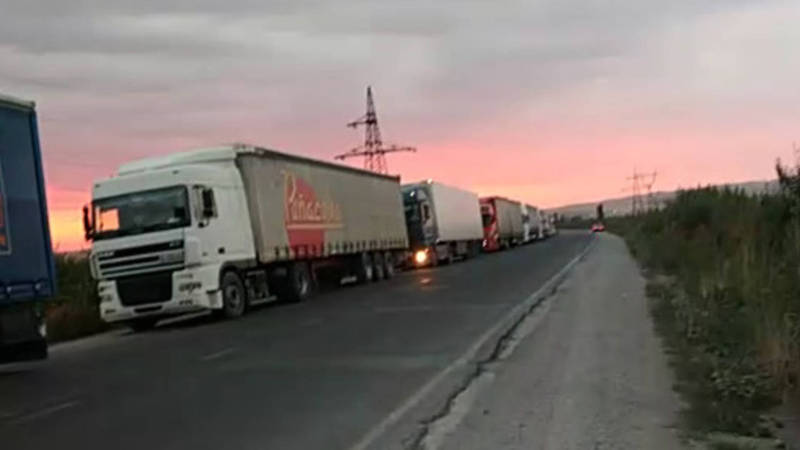На Кыргызско-казахской границе большая очередь из грузовых авто (видео)