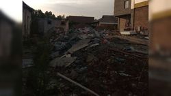 На ул.Поваринская №34 строящийся многоквартирный дом компании «Аалам-Строй» складирует мусор возле частного дома (видео)