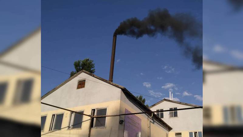 На ул.Адышева из трубы общественной бани идет густой черный дым (фото)
