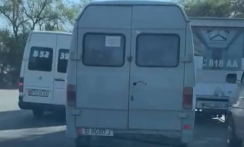 На Льва Толстого - Асаналиева водитель маршрутки с госномером B 8680 J повернул со второй полосы (видео)