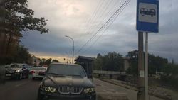 На Малдыбаева водитель «БМВ» припарковался на общественной остановке, выехав на встречную полосу (фото)