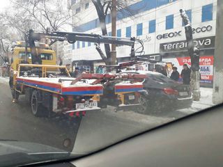 В Бишкеке эвакуируют машины за неправильную парковку <i>(фото)</i>