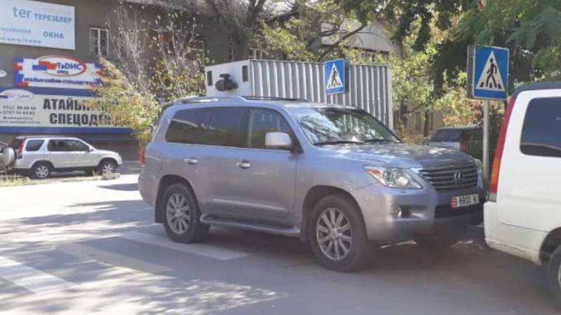 На ул.Фатьянова водитель «Лексуса» припарковался на пешеходном переходе (фото)