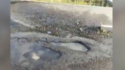 В жилмассиве Ынтымак вода два месяца разливается на дорогу (видео)