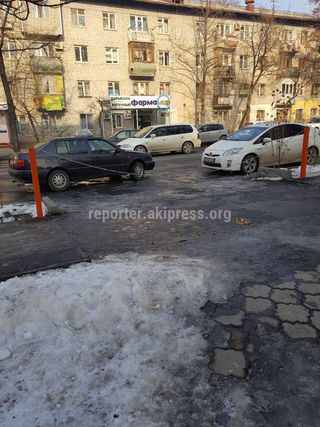 Цепное ограждение тротуара на ул.Суеркулова будет включено в план демонтажа, - мэрия Бишкека