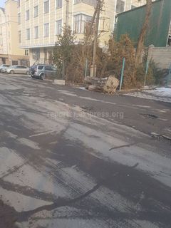 Бишкекчанин просит убрать бревно и строительный мусор на ул.Тыныстанова (фото)