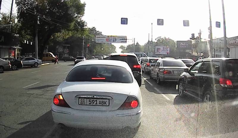 На Байтик Баатыра - Ахунбаева водитель объехал пробку по встречной полосе (видео)