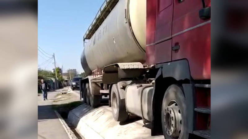 На ул.Фрунзе стоит бензовоз на проезжей части дороги (видео)