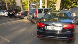 На ул.Разакова водитель «Фольксвагена» оставил авто на дороге и ушел (фото)
