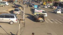 На Патриса Лумумбы - Ильменской на пешеходном переходе продают яблоки (фото)