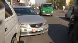 На Киевская-Шопокова «Хонду» с госномером B 6876 AO припарковали на проезжей части