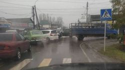 На Орозбекова-Щербакова столкнулись грузовик и внедорожник <i>(фото, видео)</i>