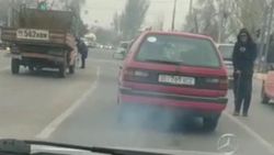 На улицах Бишкека автомобиль «Фольксваген пассат» сильно дымит <i>(видео)</i>