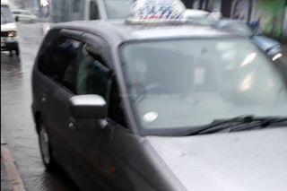 Остановка на Абдрахманова-Киевской в Бишкеке превратилась в «пятачок» таксистов (видео)