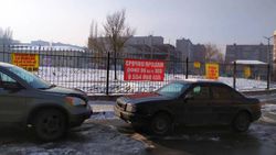 Фото — На забор школы №71 в 12 мкр развесили рекламные объявления