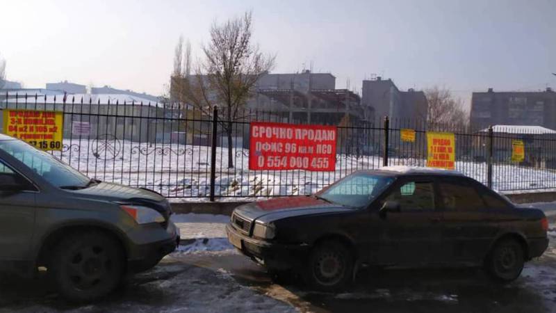Фото — На забор школы №71 в 12 мкр развесили рекламные объявления